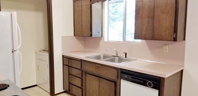 Building Photo - Move in ready - 2 bedroom 1 bath - No pets