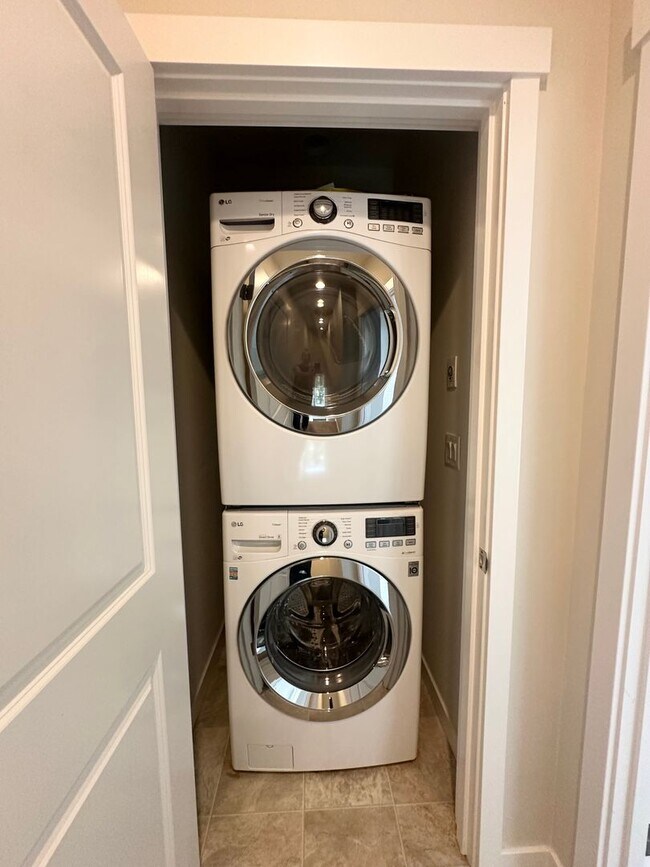 Building Photo - Modern 2-bed, 2-bath Townhome in Shoreline.