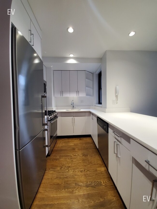 Building Photo - 157 W 57th St