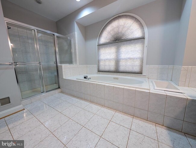 Building Photo - 6441 Lake Meadow Dr