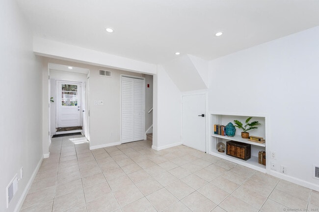 Building Photo - 14 Amherst Rd