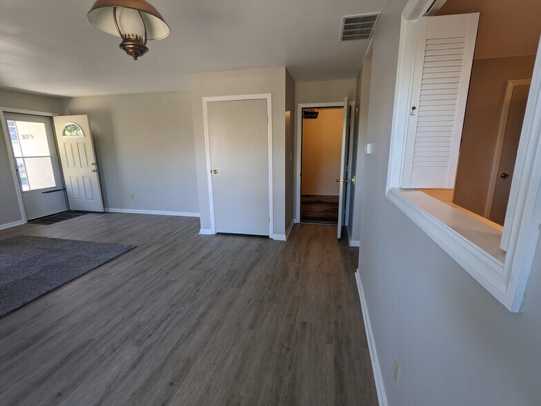 Building Photo - 4798 Moreland Dr W