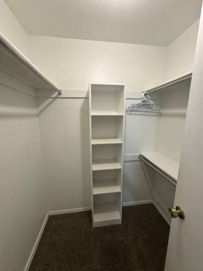 Building Photo - 3-bedroom Condo in Quail Springs area, fully furnished! You only pay Electric and Internet!