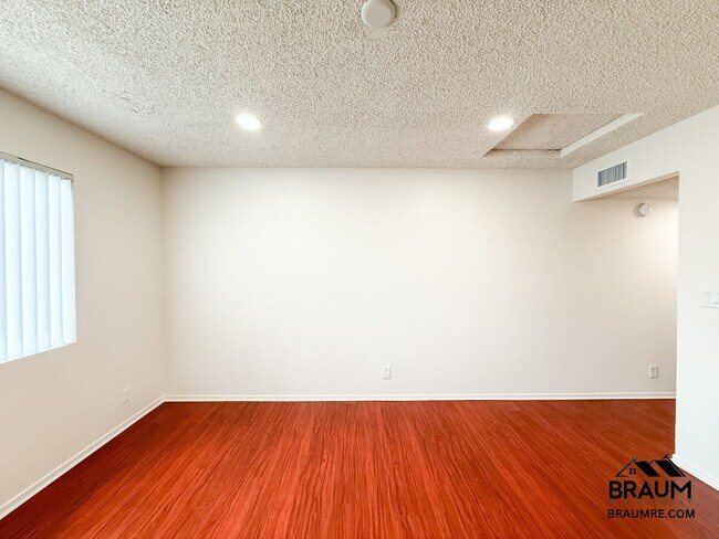 Building Photo - 221 W Elm Ave