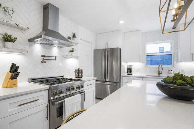 Building Photo - 2001 Wychwood Dr