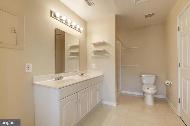 Building Photo - 1300 N Taylor St