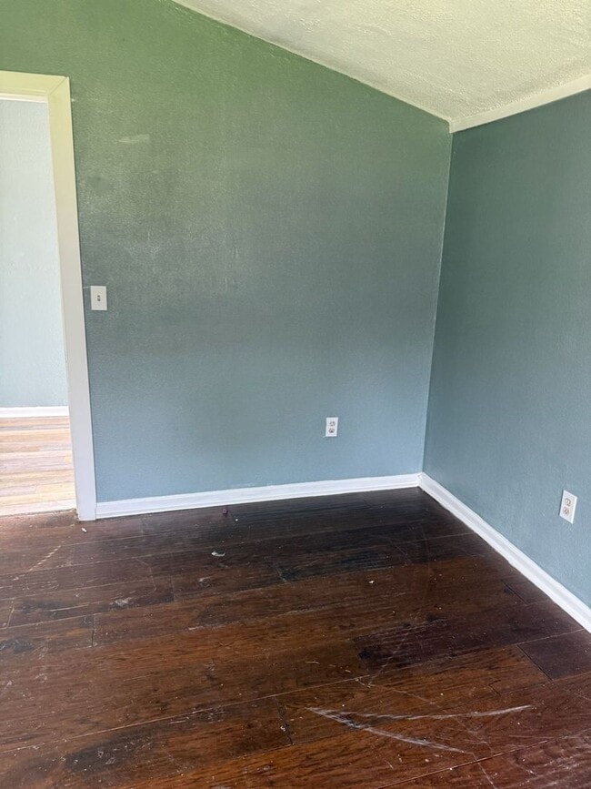 Building Photo - 3 bedrooms 1 bath
