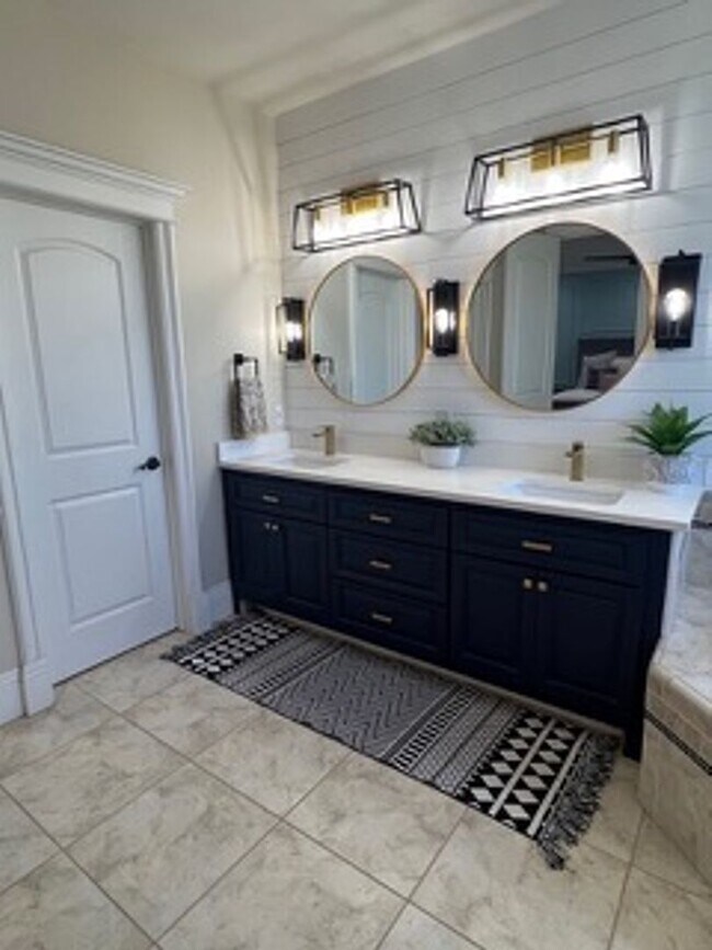 Building Photo - Very Spacious 6 bedroom home with amazing ...