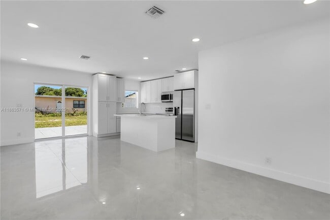 Building Photo - 1773 Lauderdale Manor Dr