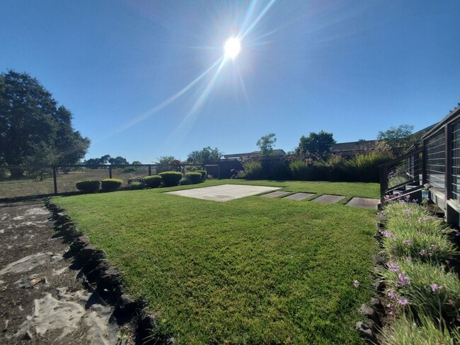 Building Photo - Nature Lover's Newer 1 bedroom single fami...