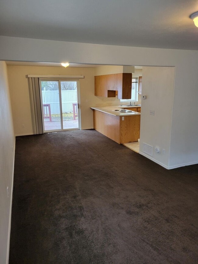 Building Photo - 3 Bedroom 2 Bathroom Centrally Located Tow...