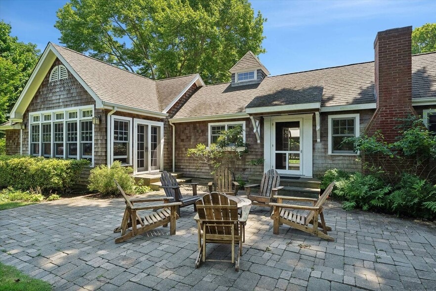 Building Photo - 695 Main St