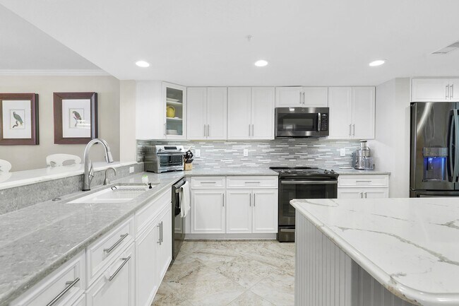 Building Photo - 33 Comares Ave