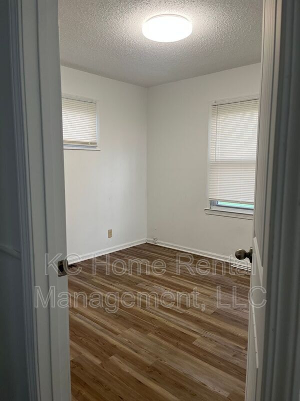 Building Photo - 805 W 39 St N
