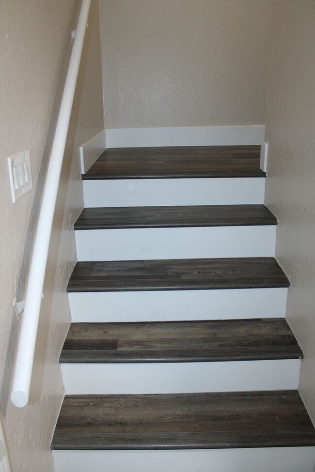 Building Photo - Updated 4 bedroom, 1 1/2 bathroom Townhome...