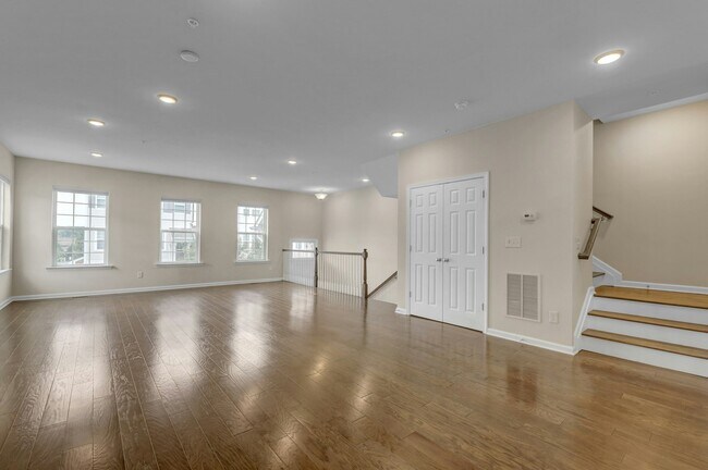 Building Photo - 704 Cottonwood Ct