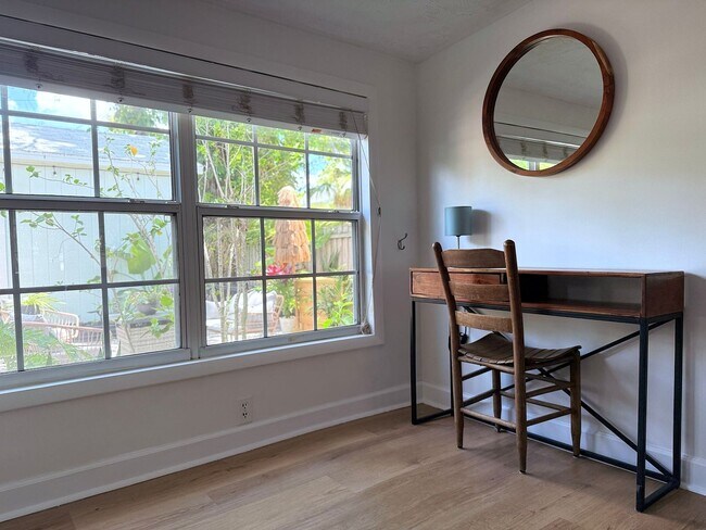 Building Photo - 2 Bedroom 2 Bath Annual Furnished Cottage ...