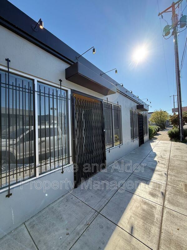 Building Photo - 3552 NE Sandy Blvd