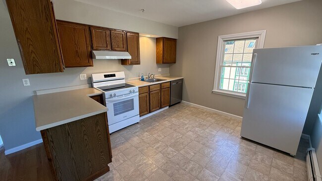 Building Photo - 2 BR with hardwood, private entrance/deck,...