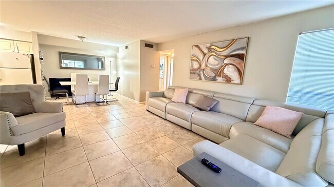 Building Photo - 9481 Highland Oak Dr