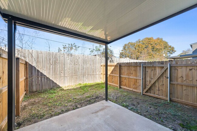 Building Photo - 500 Highland Oaks Ln