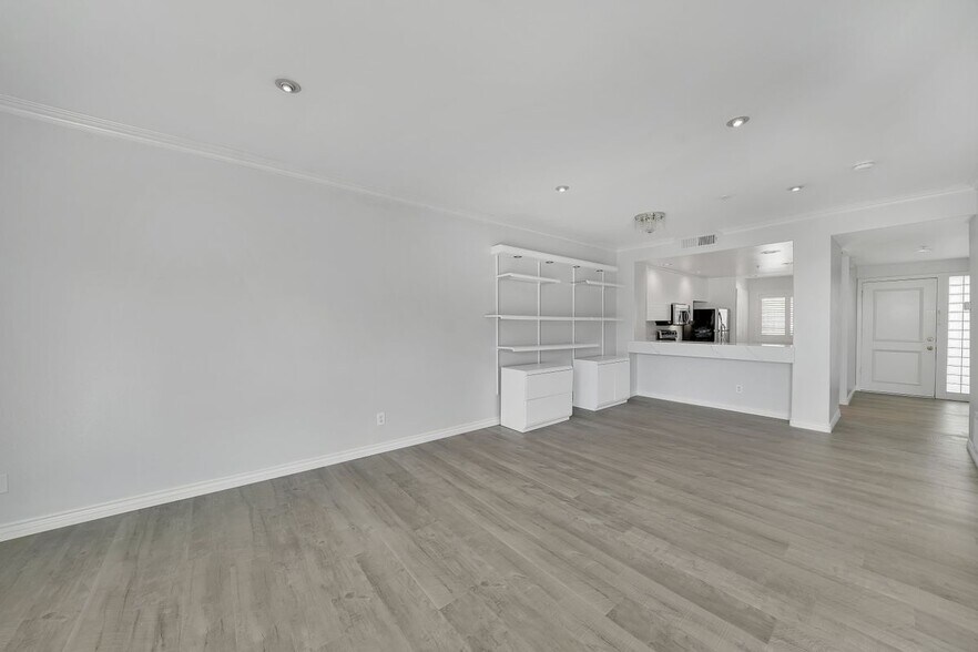 Building Photo - 2233 Martin, 405