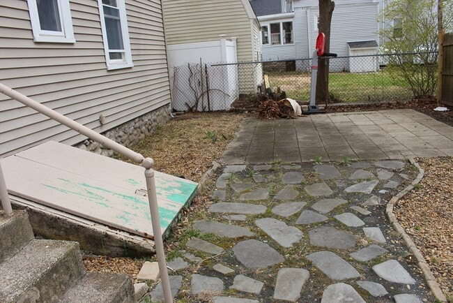 Building Photo - 74 Crescent St