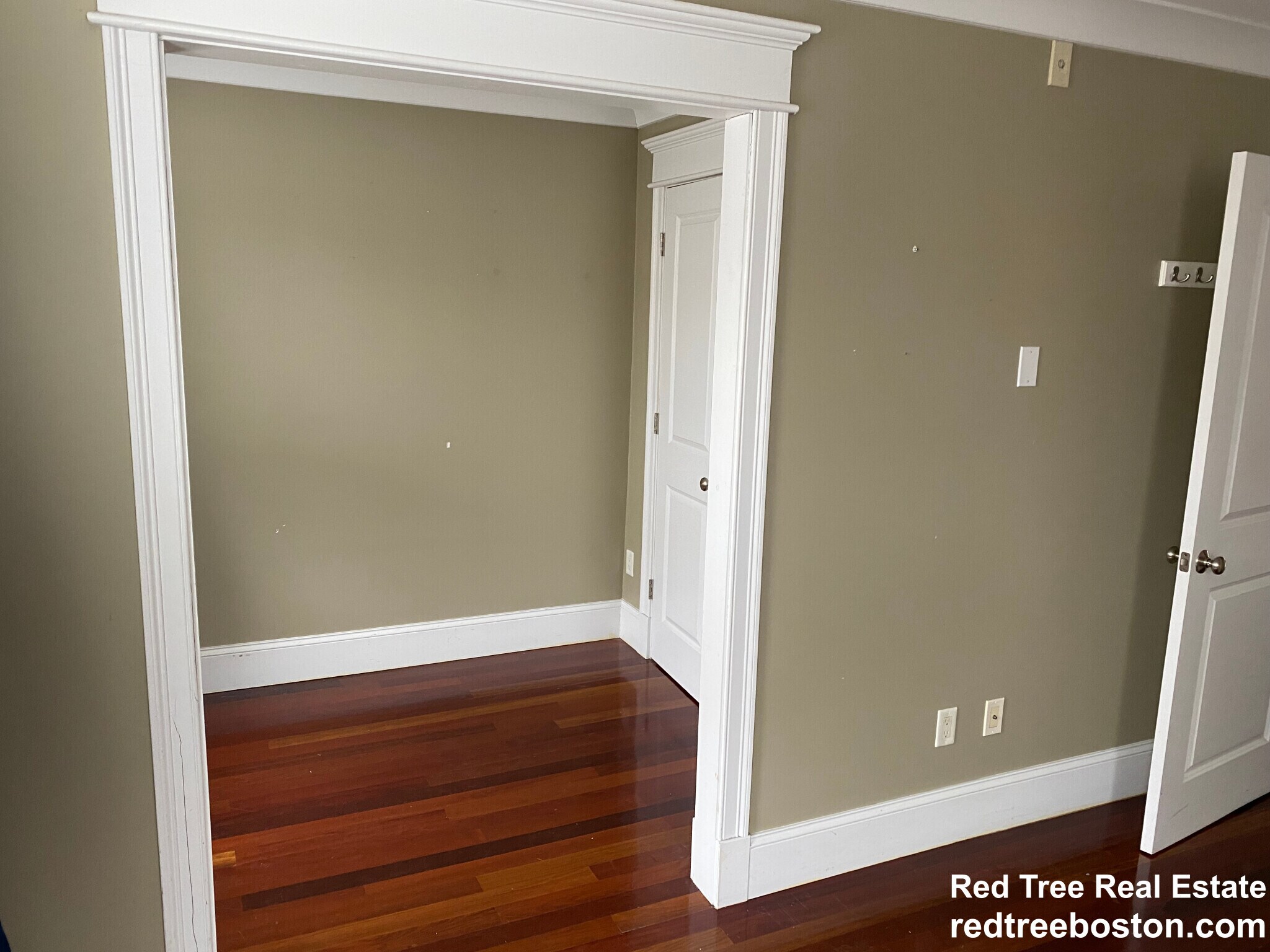 Building Photo - 632 E Broadway