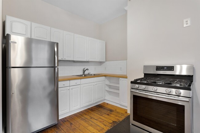 Building Photo - 320 8TH St