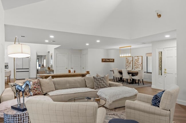 Building Photo - 845 NE Mulberry Dr