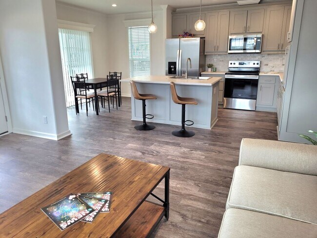 Building Photo - 6429 Forest Lake Dr