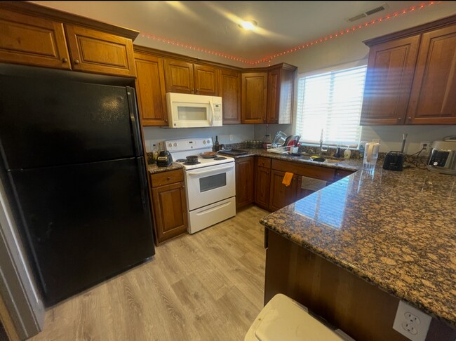 Building Photo - Pet Friendly!! 3-Bed Townhouse!