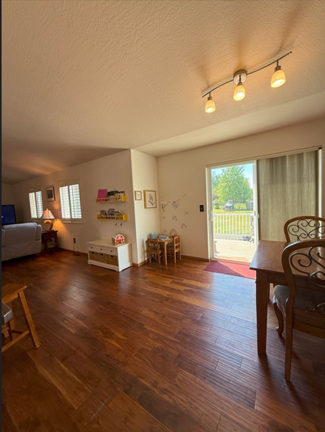 Building Photo - 3 bedroom single family home on large lot