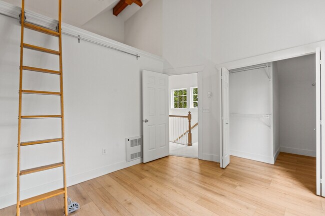 Building Photo - 910 N 74th St