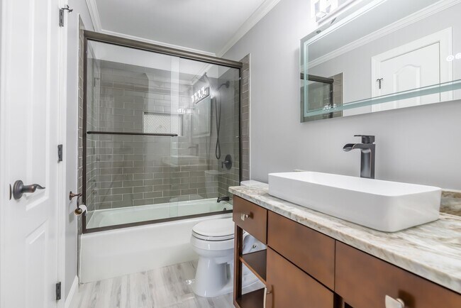 Building Photo - Gorgeous 2-Bedroom Condo Near Fletcher Par...