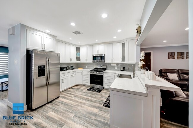 Building Photo - 5839 Vanalden Ave