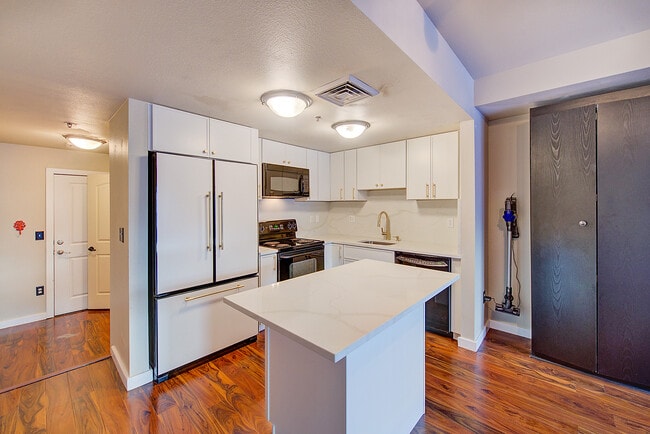 Building Photo - 1441 Central St