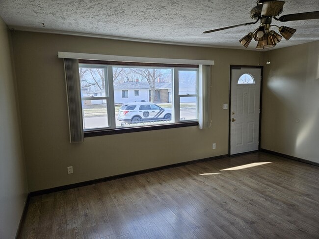 Building Photo - 1310 W Dakota St