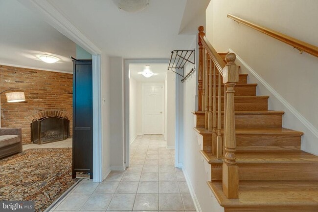 Building Photo - 6813 Market Square Dr