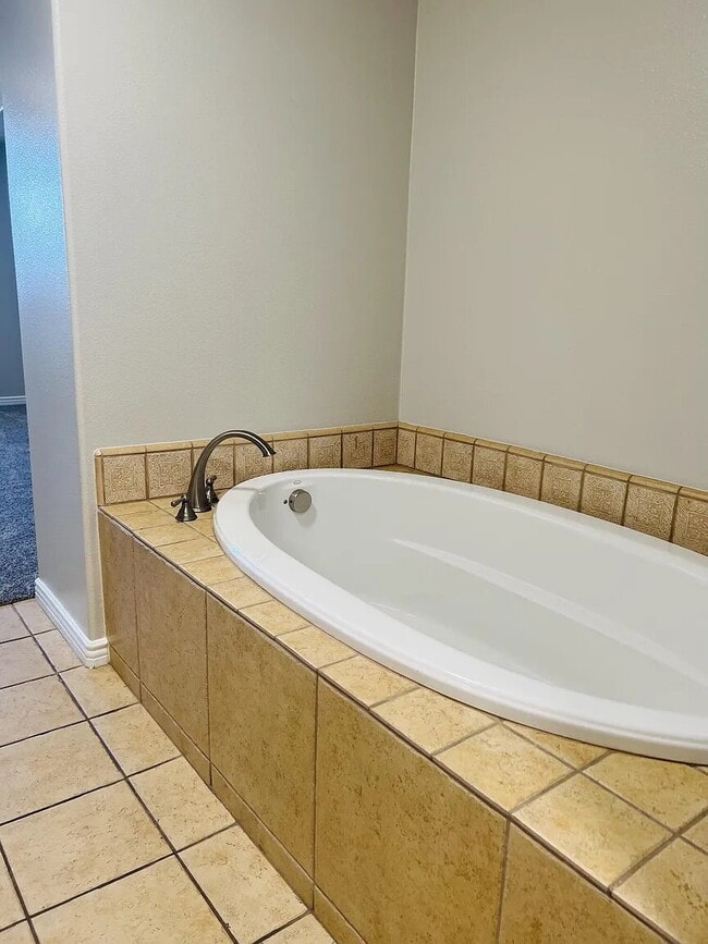 Building Photo - "Experience Elevated Living: Spacious 2-Bed, 3-Bath Oasis in La Quinta's Heart!"