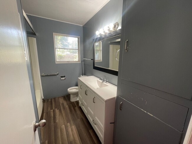 Building Photo - 3256 Highland Ave