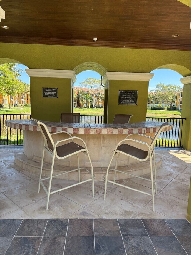 Building Photo - RESORT STYLE, BEAUTIFUL 2 BEDROOM AND 2 BATHROOMS ON THE TOP FLOOR