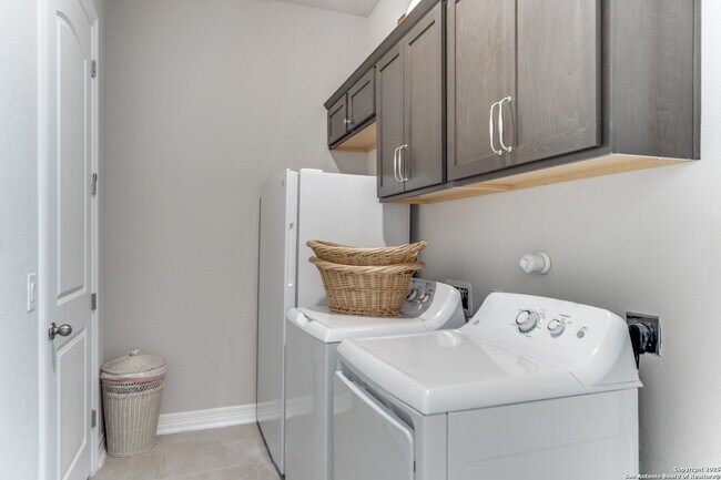 Building Photo - GORGEOUS 3-BEDROOM, 3-BATHROOM SINGLE STOR...