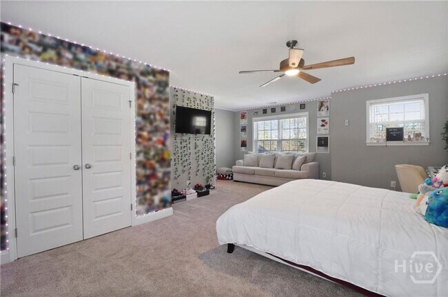 Building Photo - Perfect blend of luxury and comfort