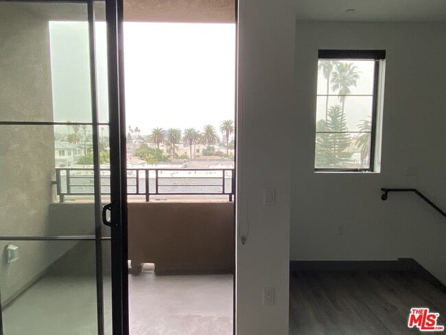 Building Photo - 552 N Hobart Blvd