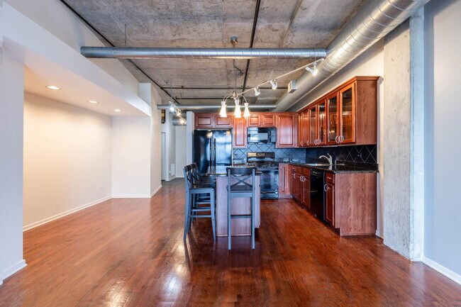 Building Photo - 933 W Van Buren St