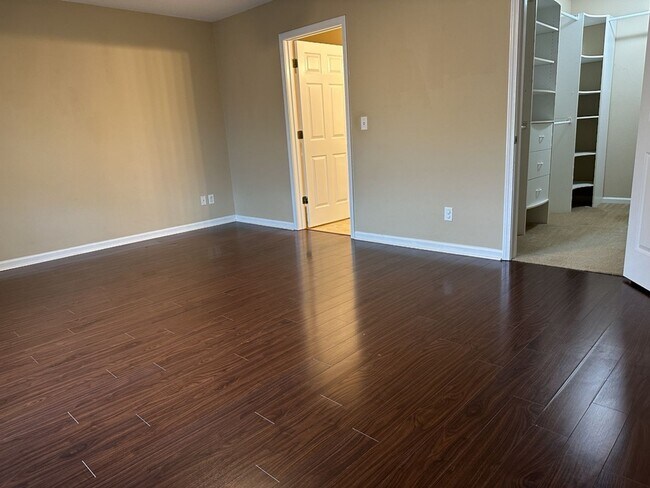 Building Photo - 300 Lakeshore Dr