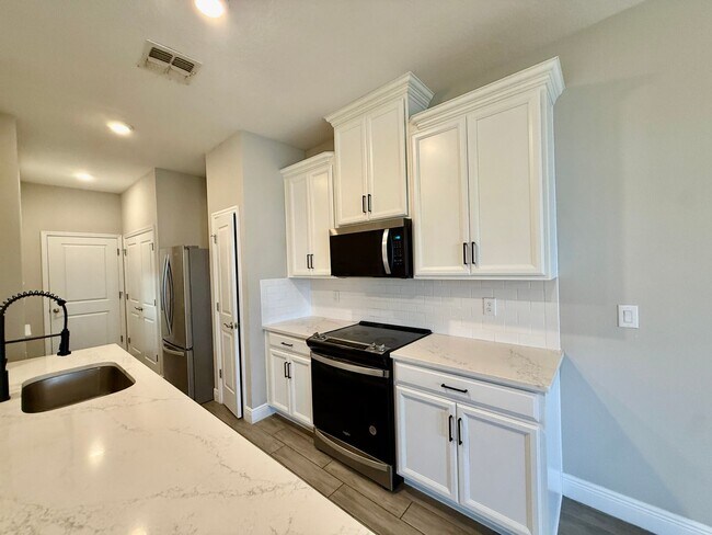Building Photo - 5282 Neil Dr