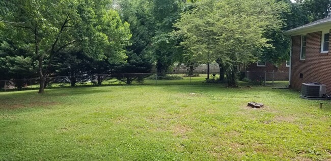 Building Photo - 1620 Riverside Dr