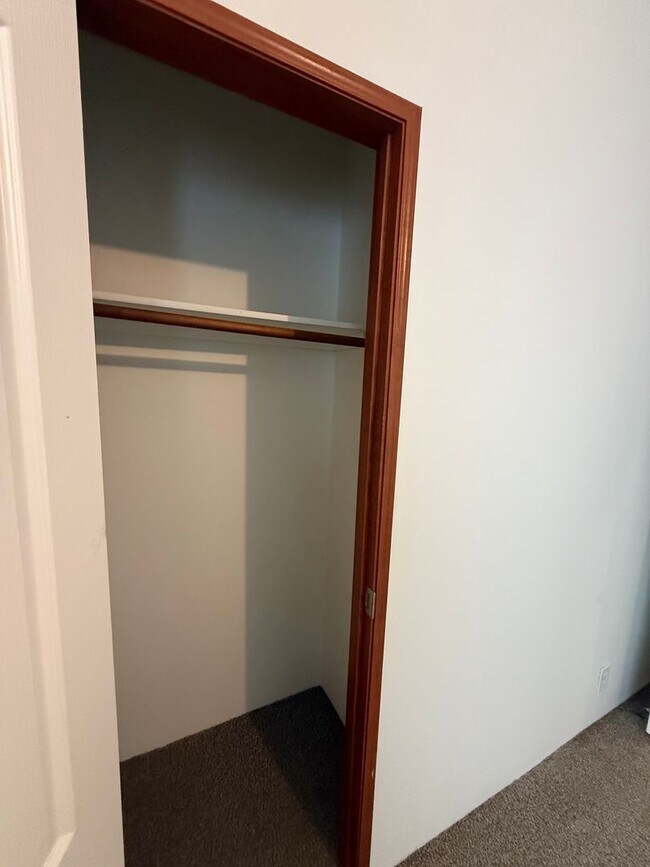 Building Photo - SPIRIT LAKE HOME (P#440)